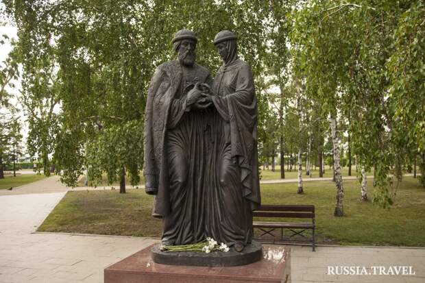 Памятник Петру и Февронии в Ангарске.jpg