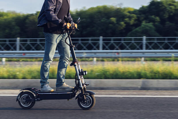 В Казахстане ввели водительское удостоверение для управления электросамокатом