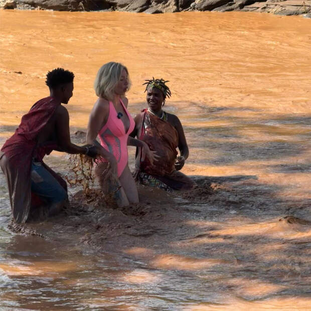 В сети обсудили видео купания Ивлеевой с африканцами в грязной реке