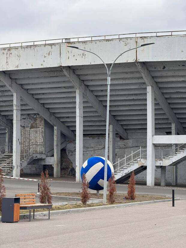 Спорткомплекс Динамо, рядом со стадионом Шахтёр, остатки выживших зелёных