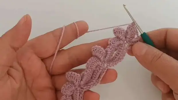 Свяжите красивый узор — он состоит всего лишь из 2 рядов, вяжется легко и с удовольствием! А в результате получаются красивые цветочки — идеальный узор для лёгкого шарфика, шали и не только!-9