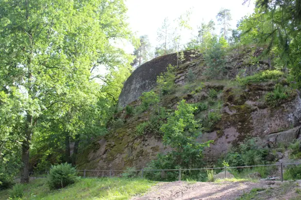 "Тянутся сосны в прозрачное небо, глыбы гранита заснули давно..." Парк Монрепо в Выборге