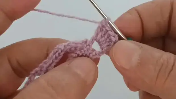 Свяжите красивый узор — он состоит всего лишь из 2 рядов, вяжется легко и с удовольствием! А в результате получаются красивые цветочки — идеальный узор для лёгкого шарфика, шали и не только!-8