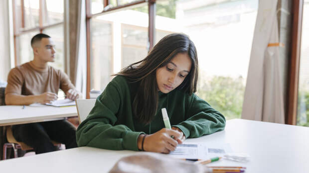 Психолог Алексеева рассказала, как настроить подростка на учёбу после праздников