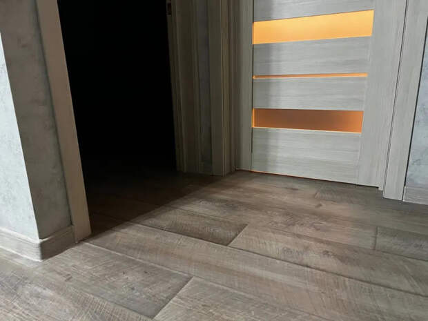 Ламинат несите на свалку: сейчас модно стелить эту дешевую замену, а пол как с подогревом