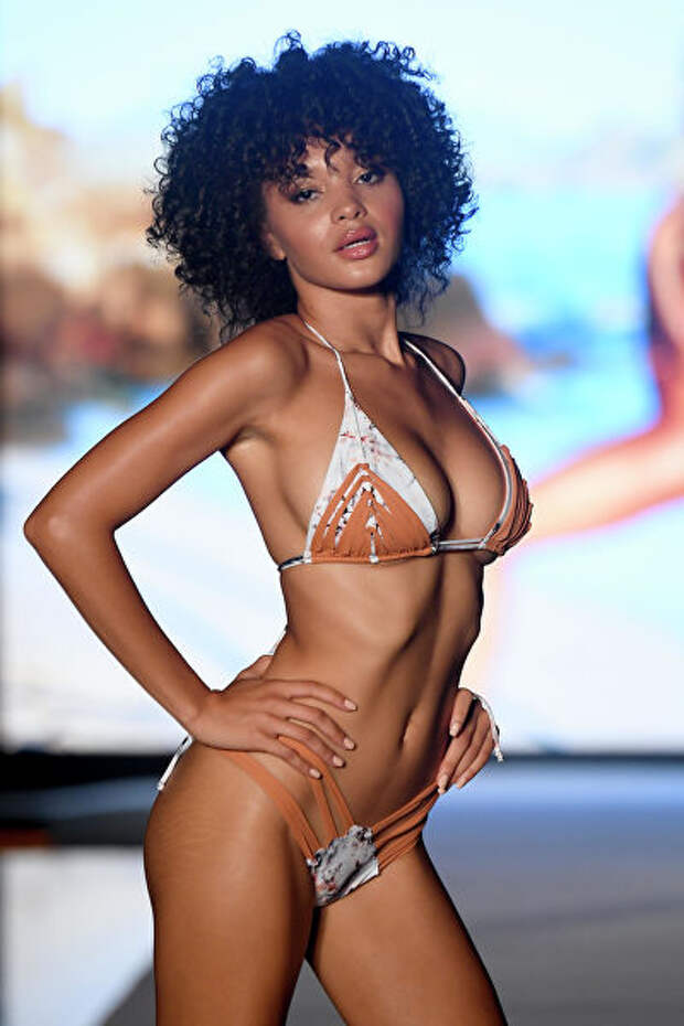 Модель на показе Sports Illustrated на Неделе моды Miami Swim Week 2019