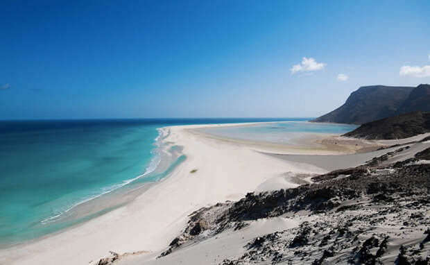 Архипелаг Сокотра находится в Индийском океане, в 350 км. к югу от Аравийского полуострова. Он состоит из 4х островов, три из которых — Сокотра, Абд-эль-Кури и Самха — обитаемы, и двух скал. Архипелаг входит в состав Республики Йемен.