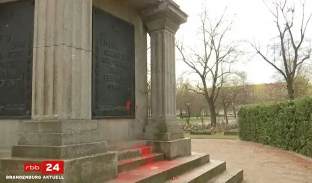 В Потсдаме вандалы облили краской монумент на советском кладбище