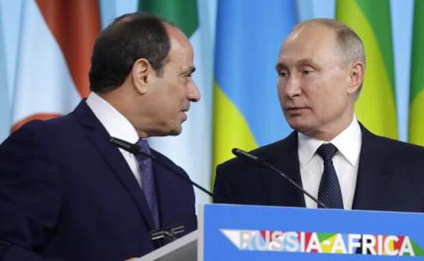 На фото: президент Египта, сопредседатель Саммита Россия-Африка Абдель Фаттах Аль-Сиси и президент РФ Владимир Путин (слева направо)