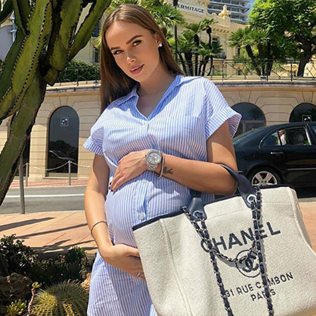 Певица Ханна впервые стала мамой