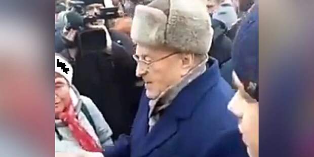 Жириновский устроил на Красной площади раздачу денег "крепостным и холопам"