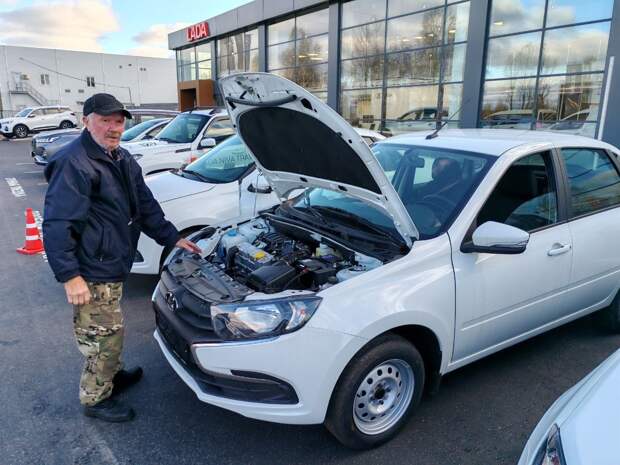 Пострадавшим на производстве жителям Тверской области выдали новые автомобили