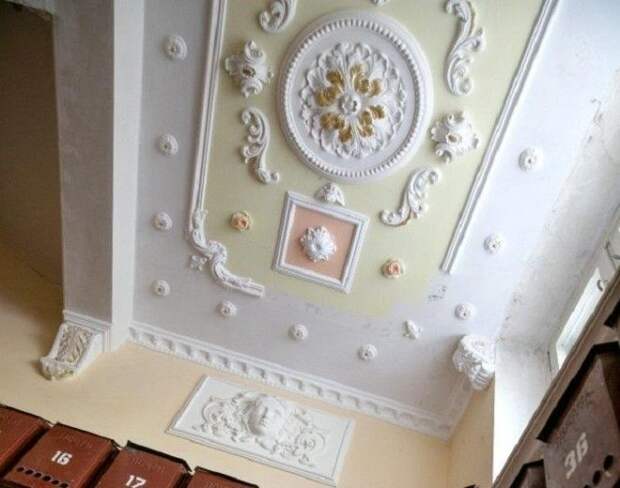 Лепной декор на потолках просто завораживает своей воздушностью и легкостью