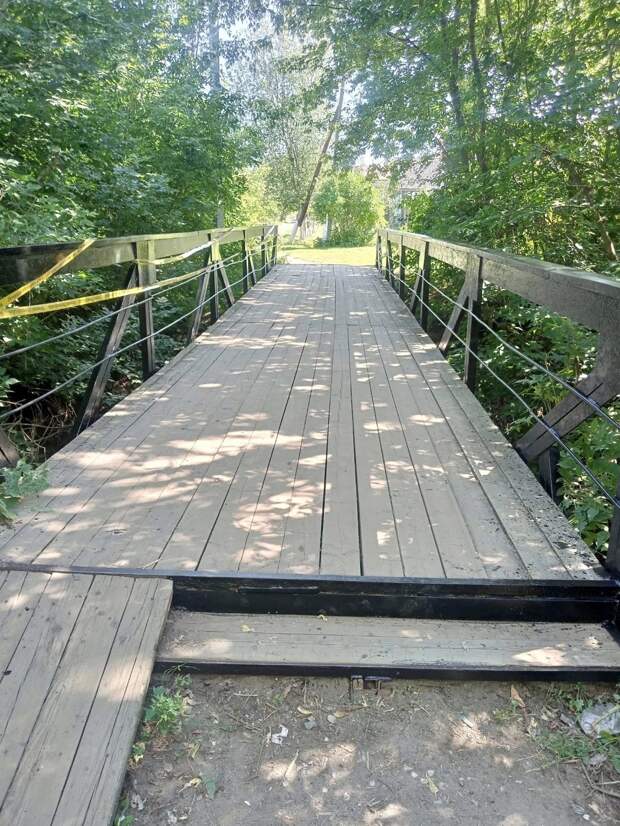 В Можге после жалоб жителей отремонтировали мостик и лестницу на улице Азина