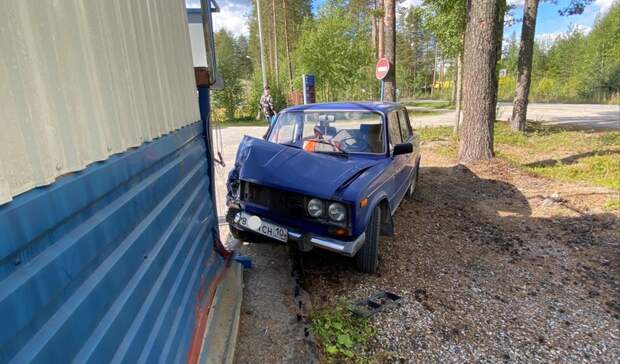 Почувствовавший себя плохо пенсионер на ВАЗе влетел в здание автозаправки