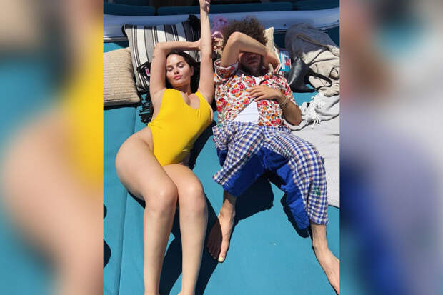 Певицу Селену Гомес раскритиковали за фото в купальнике без фотошопа