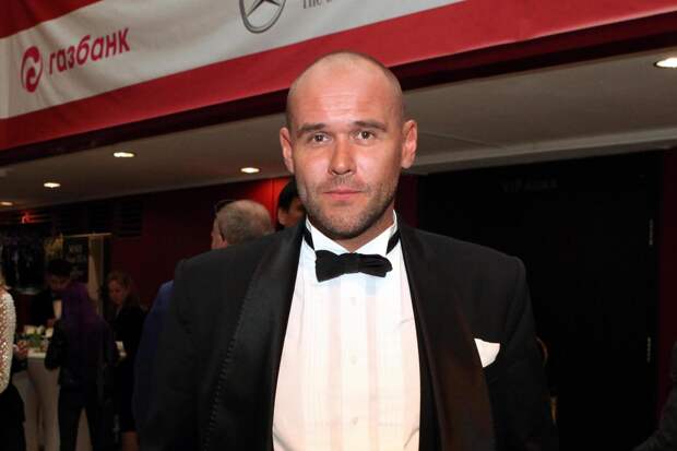 Максим Аверин со слезами вспомнил смерть матери