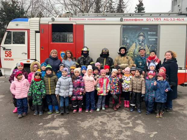 Школьники из Москвы узнали о работе пожарной части. Фото: МЧС