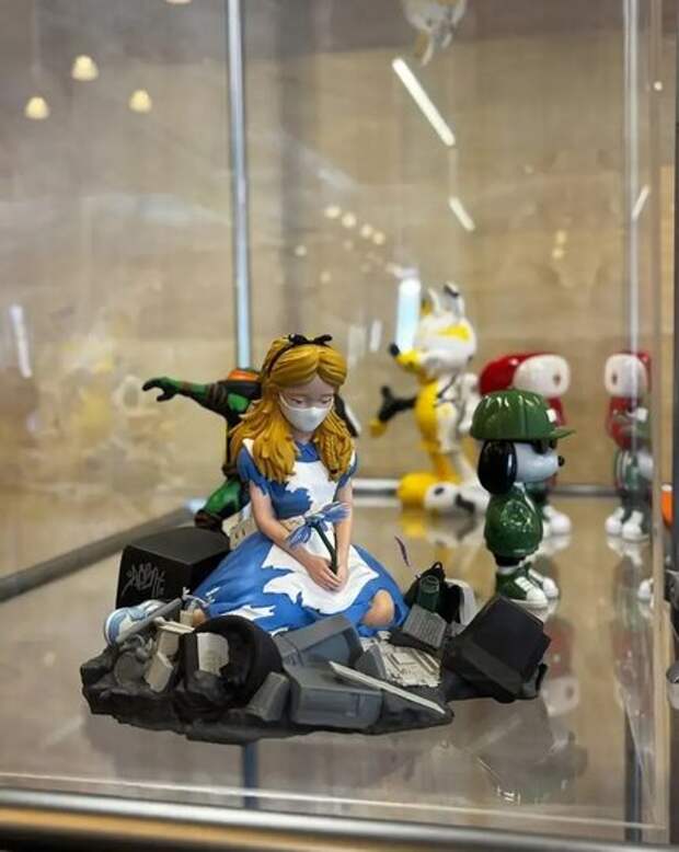 Заяц из "Ну, погоди!" влез в шкуру Микки Мауса, а Смешарики стали трансформером