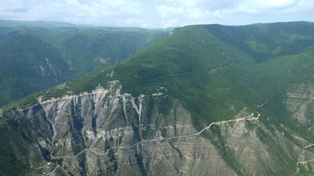 «На исходе»: застрявший на метеостанции «Сулак» работник может остаться без еды
