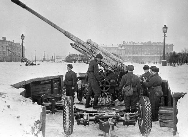 Советские зенитчики готовят орудие к бою на Марсовом поле в Ленинграде. Зенитка 52-К или КС-12