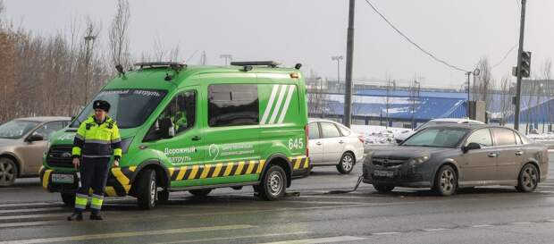 Около развязки ТТК и шоссе Энтузиастов автомобиль с поломкой отбуксировали к обочине. Фото: Михаил Подобед