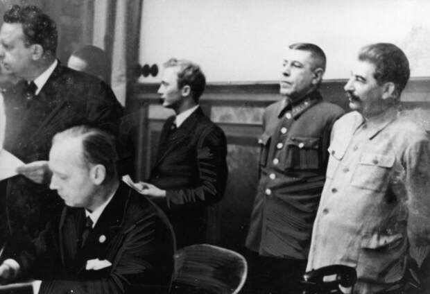 Риббентроп, Борис Шапошников и Иосиф Сталин, 1939 г.