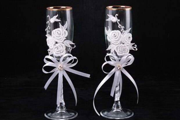 Украшение свадебных бокалов кружевом и розой из лент