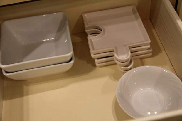 Системы хранения на кухне, посуда в ящике