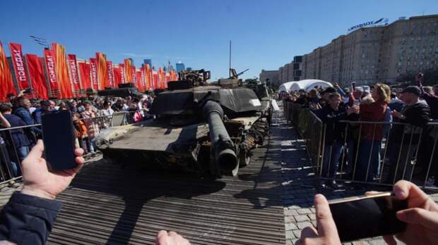 Толпа окружила американский танк Abrams на выставке в Москве