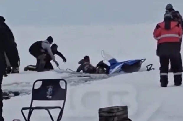 Сахалинские рыбаки спасли провалившийся под лед снегоход с водителем