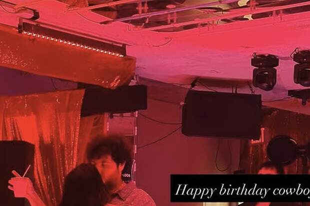 Певица Селена Гомес в коротких шортах поцеловала Бенни Бланко на публике