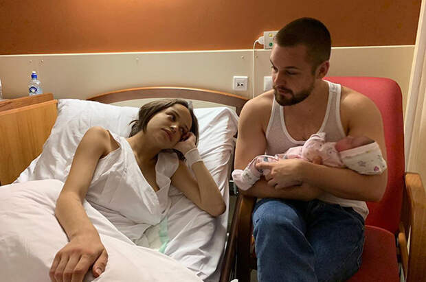 Сюзанна Варинина с мужем Романом и новорожденной дочерью