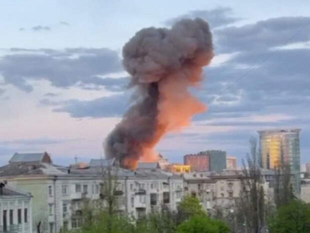 ВС РФ нанесли массированный удар по Киеву дронами и крылатыми ракетами Х-101