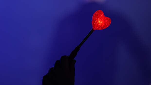 «Безопасно и бережно»: как поговорить с ребенком о первой любви