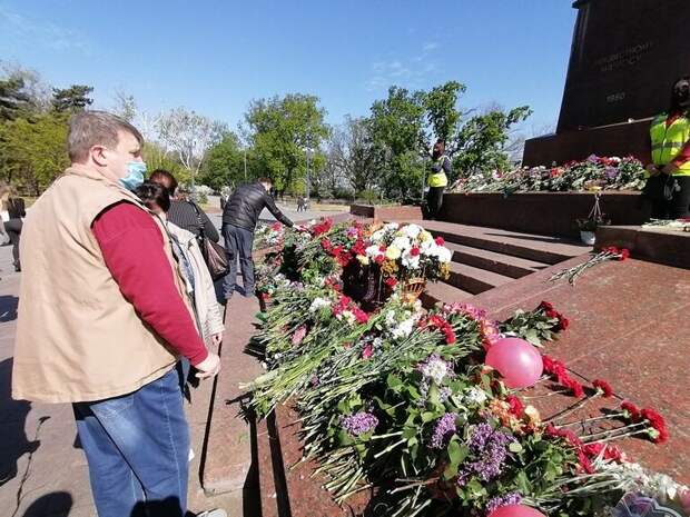 Стела в цветах георгиевской ленты и усыпанная цветами Аллея Славы: Одесса отмечает 9 мая