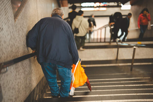 82-летний мужчина на протяжении 105 дней тратил по 12 часов на дорогу ради встреч с женой