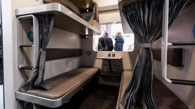 В Москве представили плацкарт нового поколения с увеличенными полками и дополнительными местами