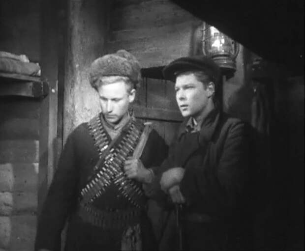 Александр Мехайлов (справа) в фильме «Лесные братья» (1942) (https://www.kino-teatr.ru)