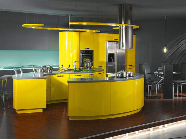 Тёмная кухня с яркой жёлтой мебелью.