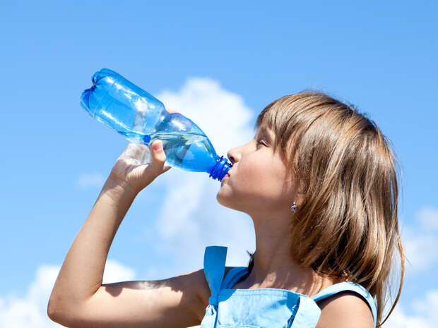 Что не так с детской бутилированной водой. Вся правда в интересном видео