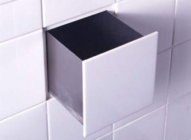 В стене ванной комнате можно сделать необычный тайник под плиткой.