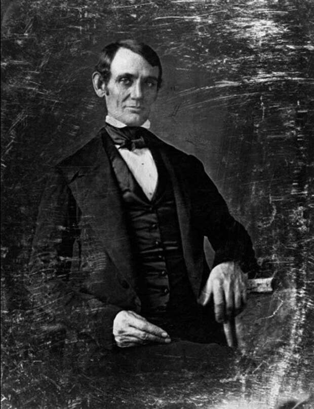 Первая фотография Авраама Линкольна. Приблизительно 1846 год. Без бороды и шляпы трудноузнаваемый. история, ретро, фотографии