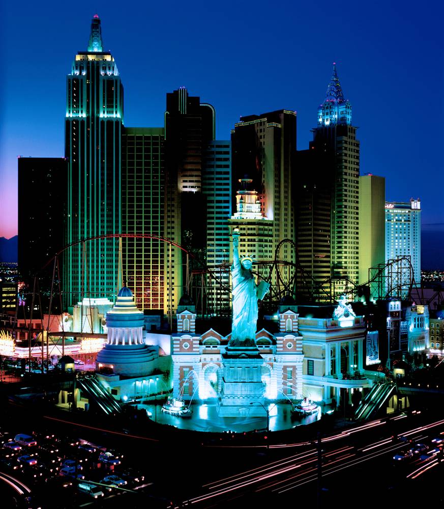 ss-090408-las-vegas-09ss_full 9) Отель-казино «Нью-Йорке-Нью-Йорк» в Лас-Вегасе с копиями небоскребов Манхэттена, Статуи Свободы, Эмпайр-стейт-билдинг и Бруклинского моста. (Courtesy of MGM MIRAGE)