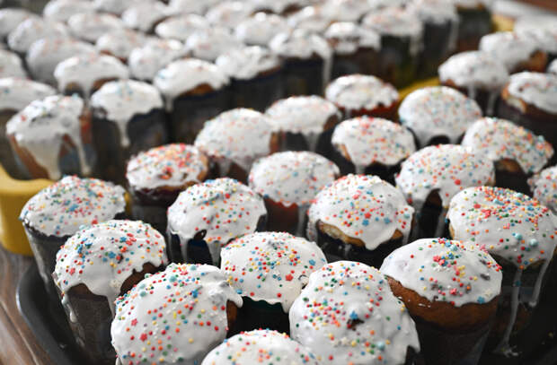 Ахматовцев поздравили с Пасхой и отправили им освященные куличи