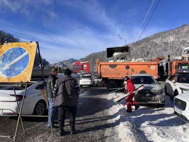 Движение для тяжеловесов остановлено: спецтехника на страже дороги «Джубга–Сочи»