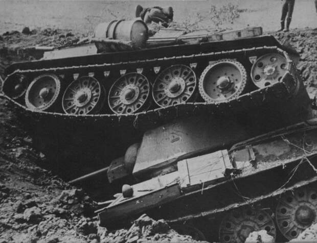 Свалившиеся в бомбовую воронку два советских танка Т-34. 1943 год