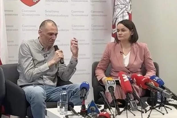 Тихановский заплакал после вопроса о встрече с семьей