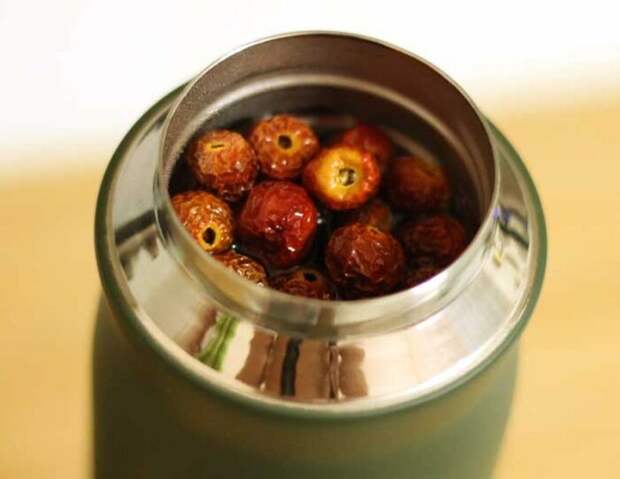 Конечно, проще всего приготовить настой шиповника в термосе / Фото: about-tea.ru