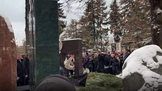 «Она была «народной» с рождения»: Вера Алентова упокоилась рядом с Владимиром Меньшовым на Новодевичьем кладбище